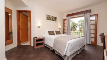 Master | Cofres nos quartos, escrivaninha, cortinas blackout