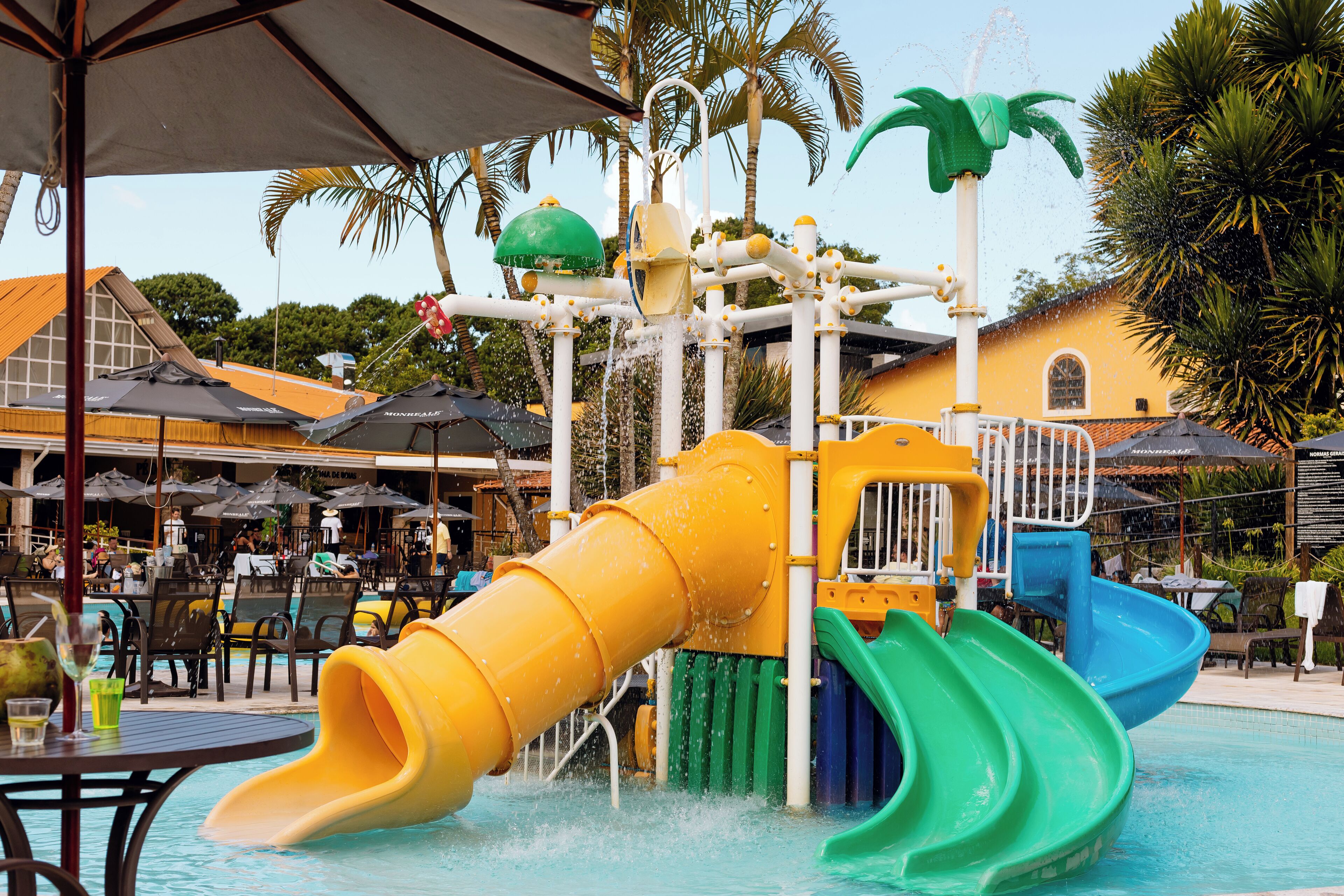 Parque acuático con toboganes y zona de piscina.