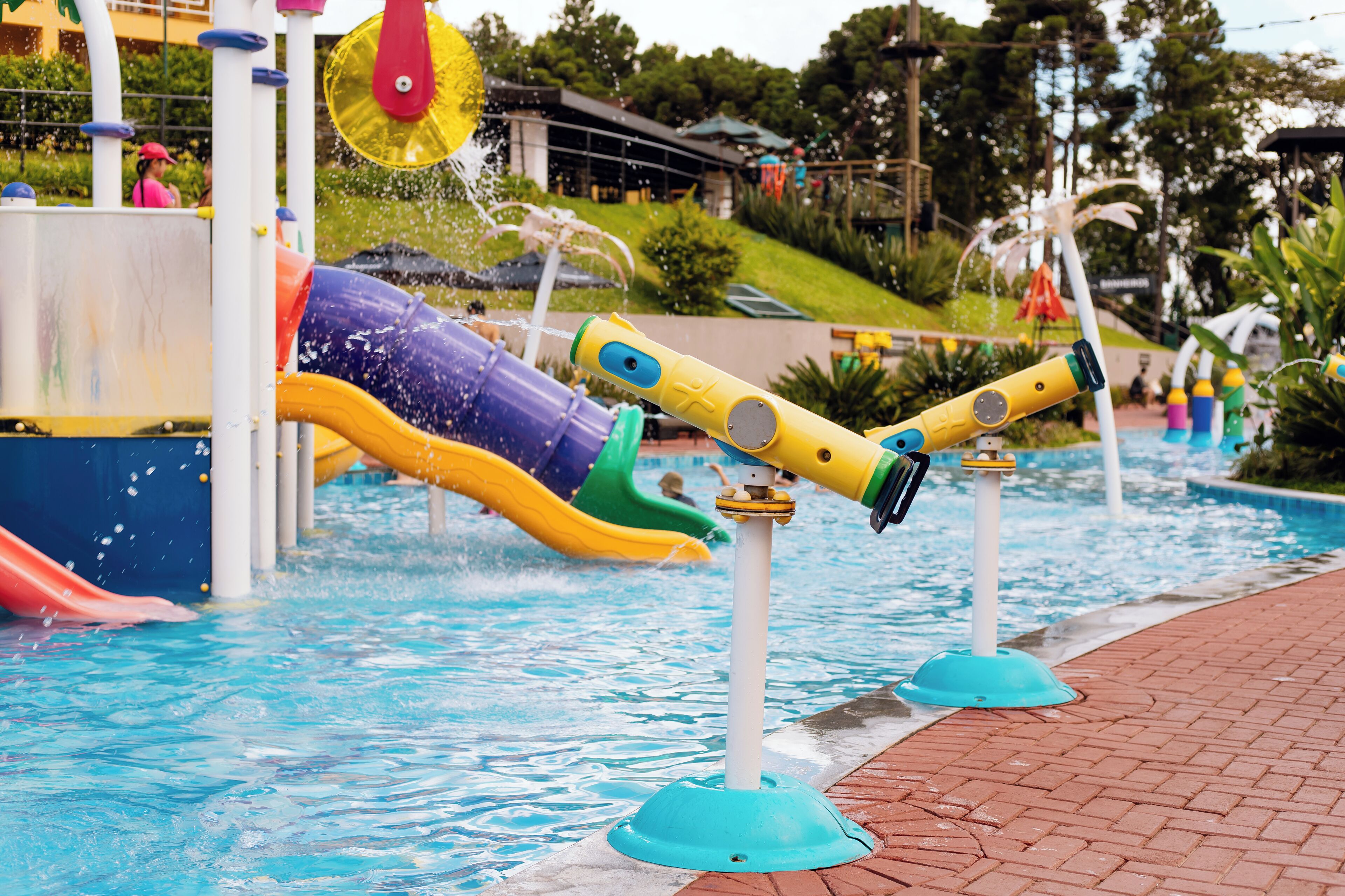 Un espace de jeux aquatiques avec des toboggans et des jets d’eau.