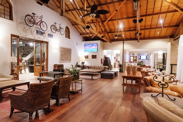 32-tommers fladskærms-tv med kabelkanaler, tv, dvd-afspiller