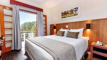 Cofres nos quartos, escrivaninha, cortinas blackout