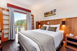 Caja de seguridad en la habitación, escritorio y cortinas blackout 