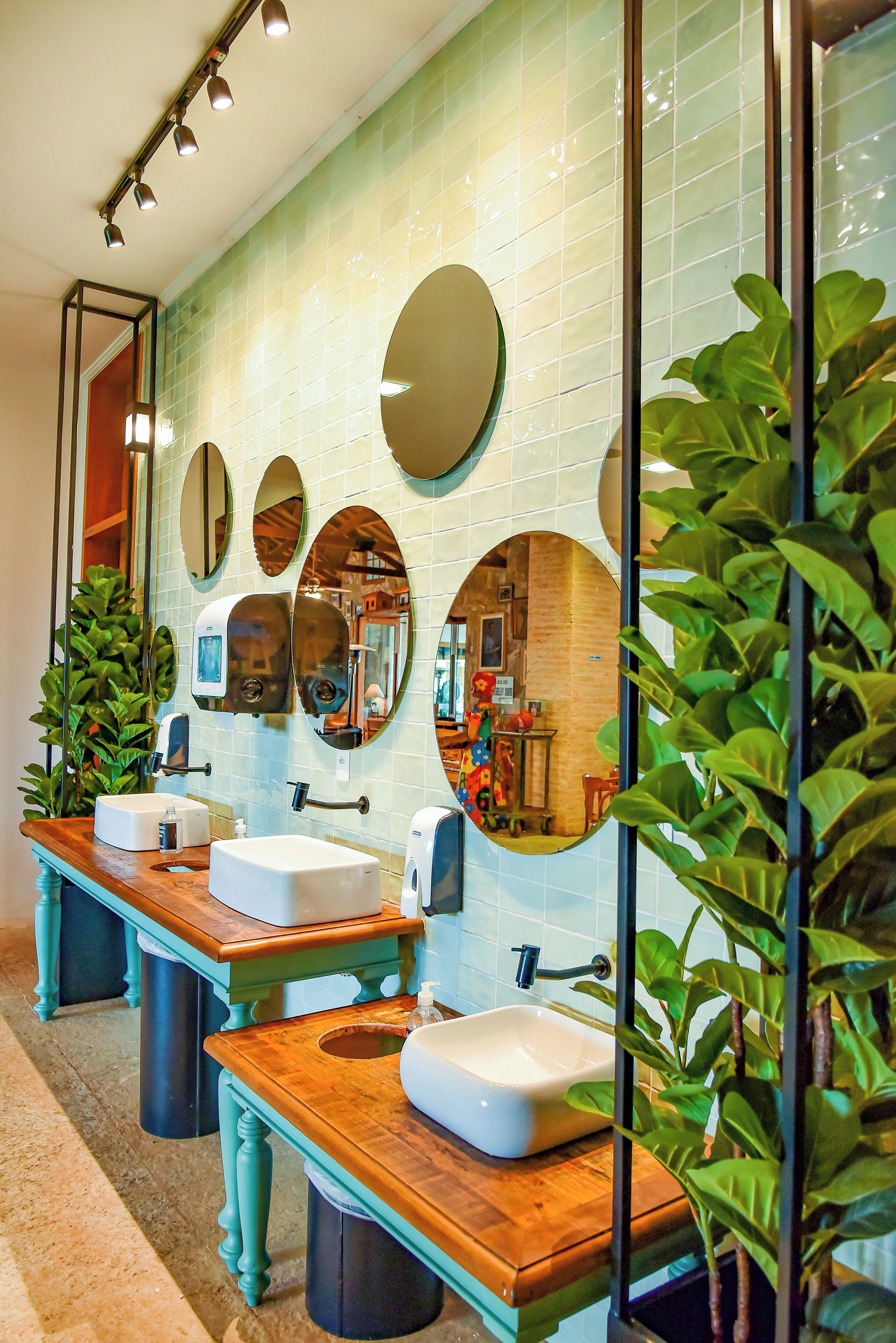 32-inch flat-screen tv with cable channels, tv, dvd player