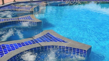 4 indendørs pools, 7 udendørs pools, parasoller, liggestole