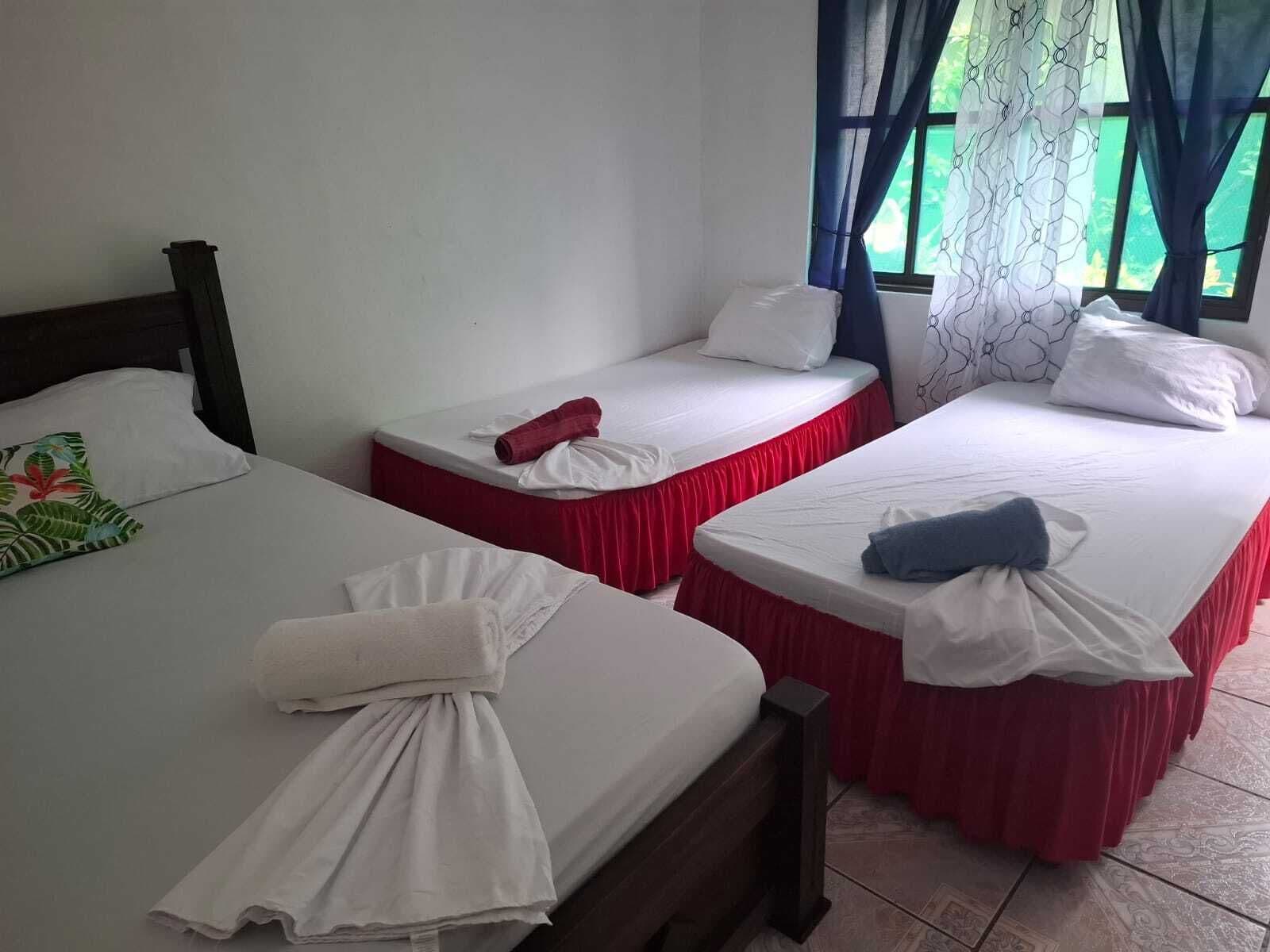 Quarto quádruplo econômico, 1 quarto | Wi-Fi de cortesia, roupa de cama