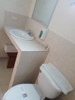 Standard Quadruple Room | Bathroom | Shower, hair dryer, towels, soap - Hotel Casa de Oración San José (Puebla)