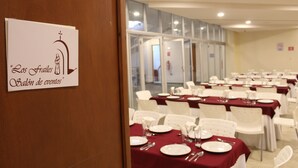 A banquet hall with tables set for events, a sign indicating 'Los Frales Salón de eventos', and a view of the adjacent room. - Hotel Casa de Oración San José (Puebla)