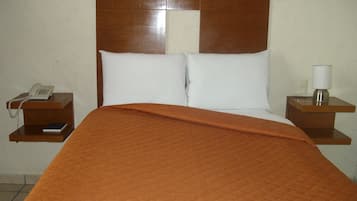 Habitación doble estándar, 1 cama matrimonial | Escritorio, tabla de planchar con plancha, wifi gratis y ropa de cama