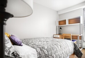 Quarto standard, banheiro compartilhado | Escrivaninha, Wi-Fi de cortesia, roupa de cama