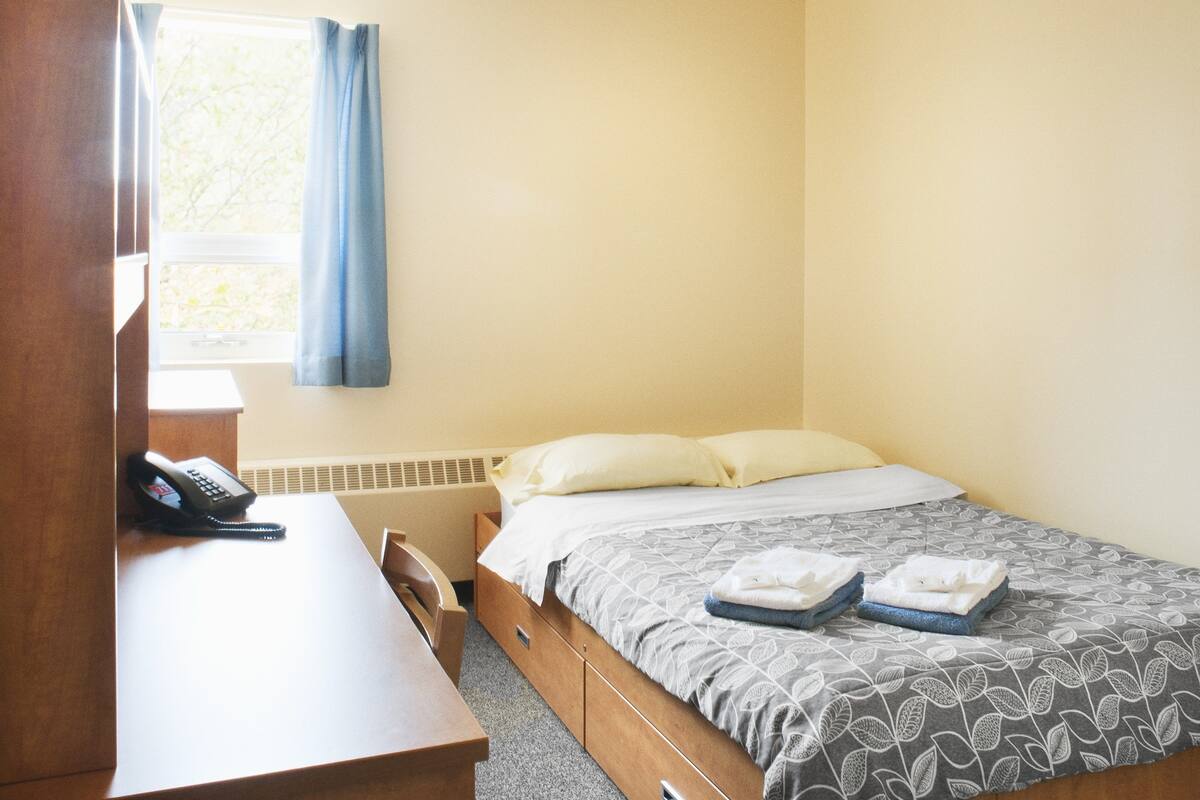 apartment, 4 bedrooms | desk, free wifi, bed sheets