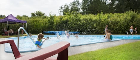 Piscine extérieure en saison