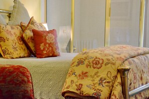 Deluxe Suite, 1 Queen Bed, Jetted Tub (Gold Banner Suite) | Egyptian cotton sheets, premium bedding, down comforters