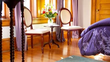 ๋๋ญ์ค๋ฃธ, ํธ์ฌ์ด์ฆ์นจ๋ 1๊ฐ, ๋ถ์ฌ์ ์์กฐ (The Pasque Flower Room) | 1 ๊ฐ์ ์นจ์ค, ์ด์งํธ์ฐ ๋ฉด ์ํธ, ๊ณ ๊ธ ์นจ๊ตฌ, ์ค๋ฆฌ/๊ฑฐ์ํธ ์ด๋ถ