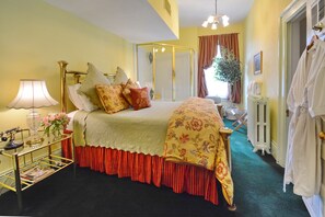 Deluxe Suite, 1 Queen Bed, Jetted Tub (Gold Banner Suite) | Egyptian cotton sheets, premium bedding, down comforters