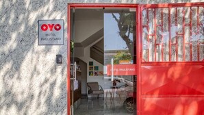 The entrance to OYO Hotel Paulistano with a glass door and a red frame. - Hotel Paulistano (São Paulo)
