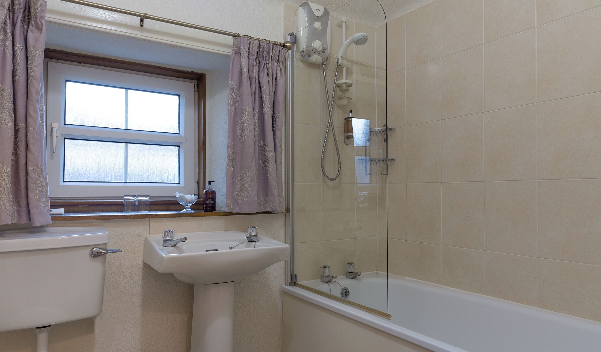 standard twin room | bathroom | free toiletries, hair dryer, towels