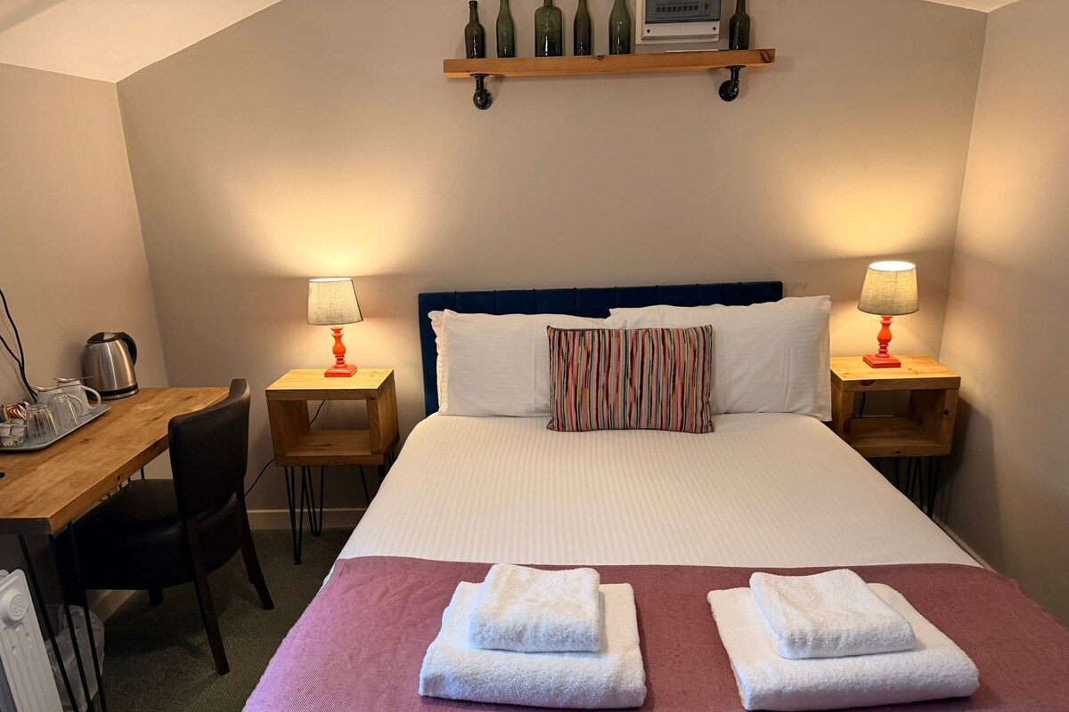 Old Barn Double Room (Annex Building) | Escritorio, tabla de planchar con plancha, wifi gratis y ropa de cama