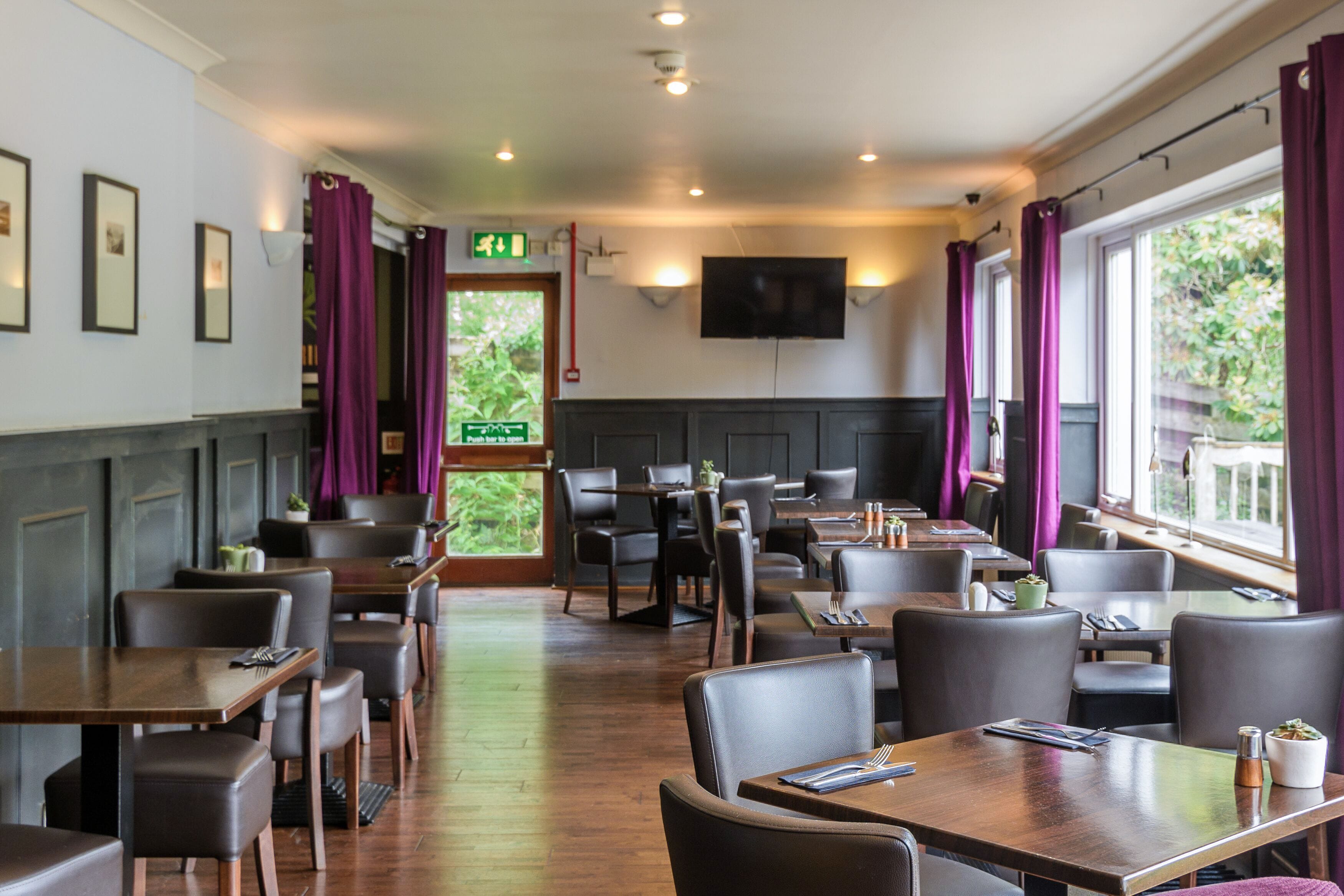 Se sirven almuerzos y cenas, cocina británica