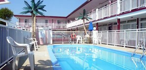 Outdoor pool, pool loungers - Skylark Resort Motel (Wildwood)