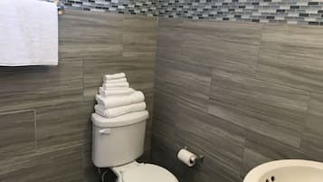 Combined shower/bathtub, free toiletries, hair dryer, towels