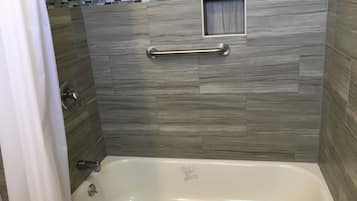 Quarto standard, 2 camas de casal, cozinha americana (Non-Smoking) | Banheiro | Chuveiro/banheira combinados, produtos de toalete grátis