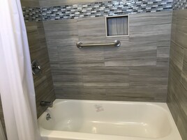 Bañera con ducha, artículos de tocador gratuitos, secador de pelo