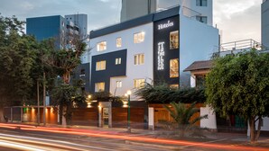 A hotel with a modern design, featuring a prominent sign for "Hoteles Tambo Peru" on the facade. - Hotel El Tambo 1 (Lima)