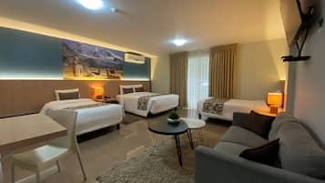 Habitación familiar | Edredón, caja de seguridad en la habitación y decoración personalizada