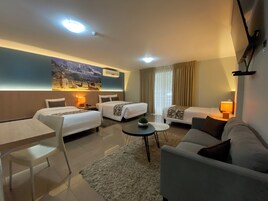 Cubrecamas y caja de seguridad en la habitación 