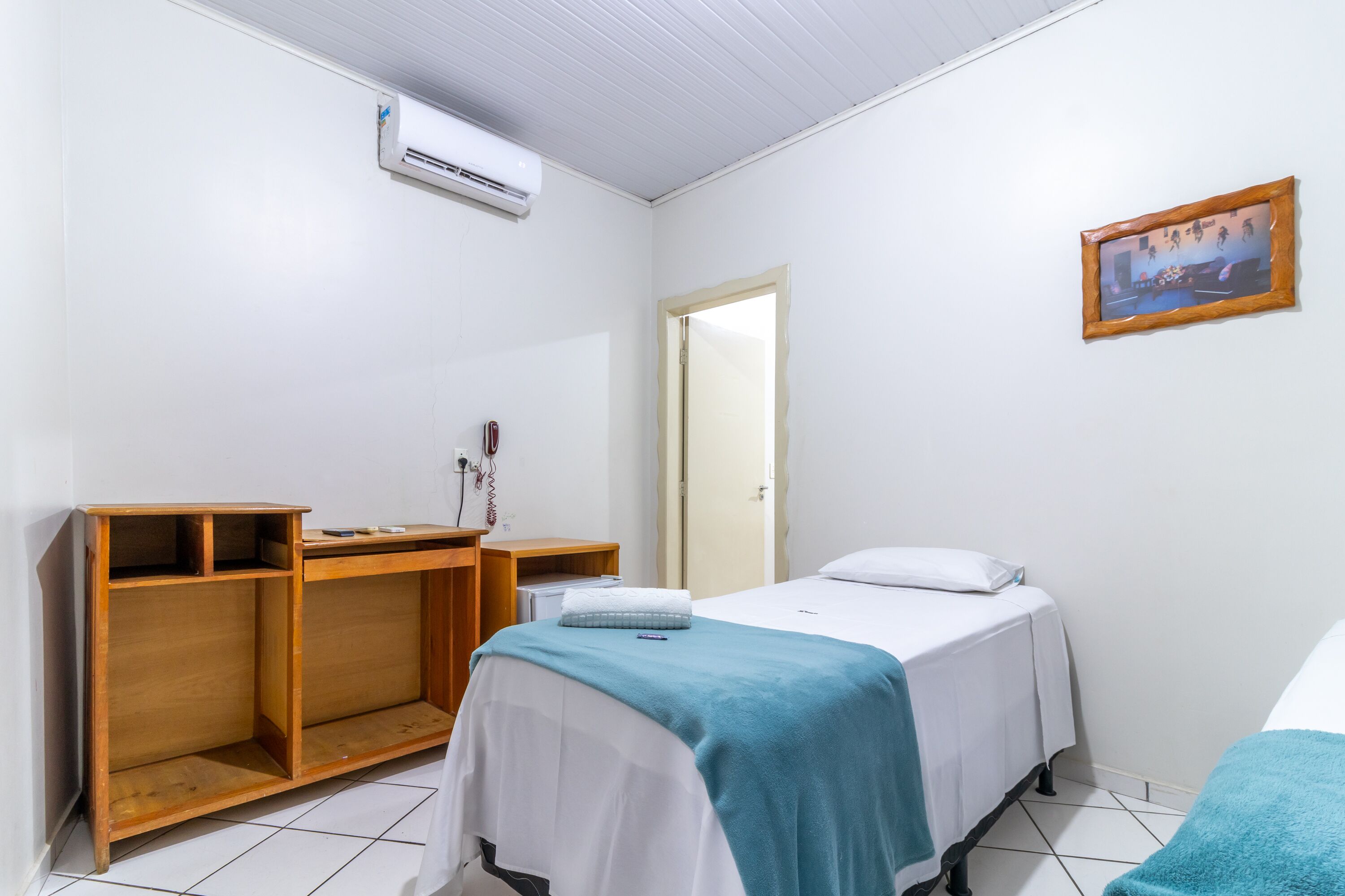 Quarto quádruplo | Frigobar, escrivaninha, espaço de trabalho para notebook, roupa de cama