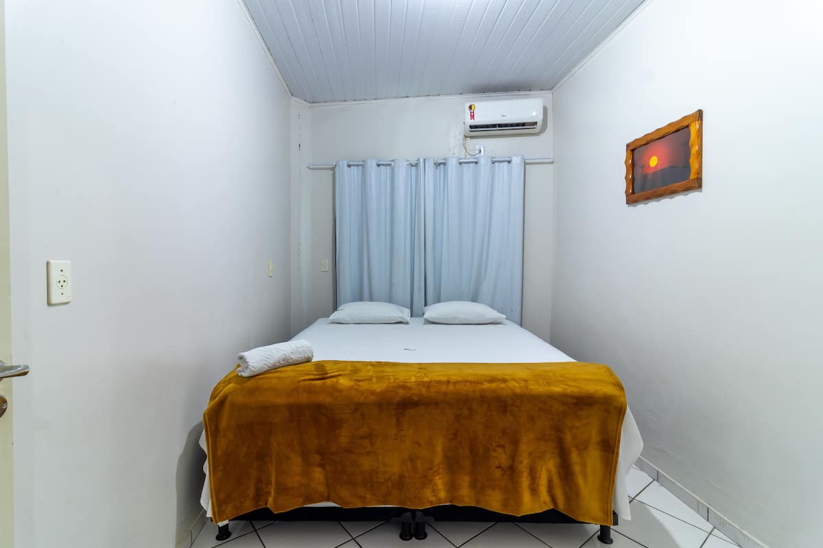 Quadruple Room | Bar mini, meja, ruang kerja komputer riba, cadar katil