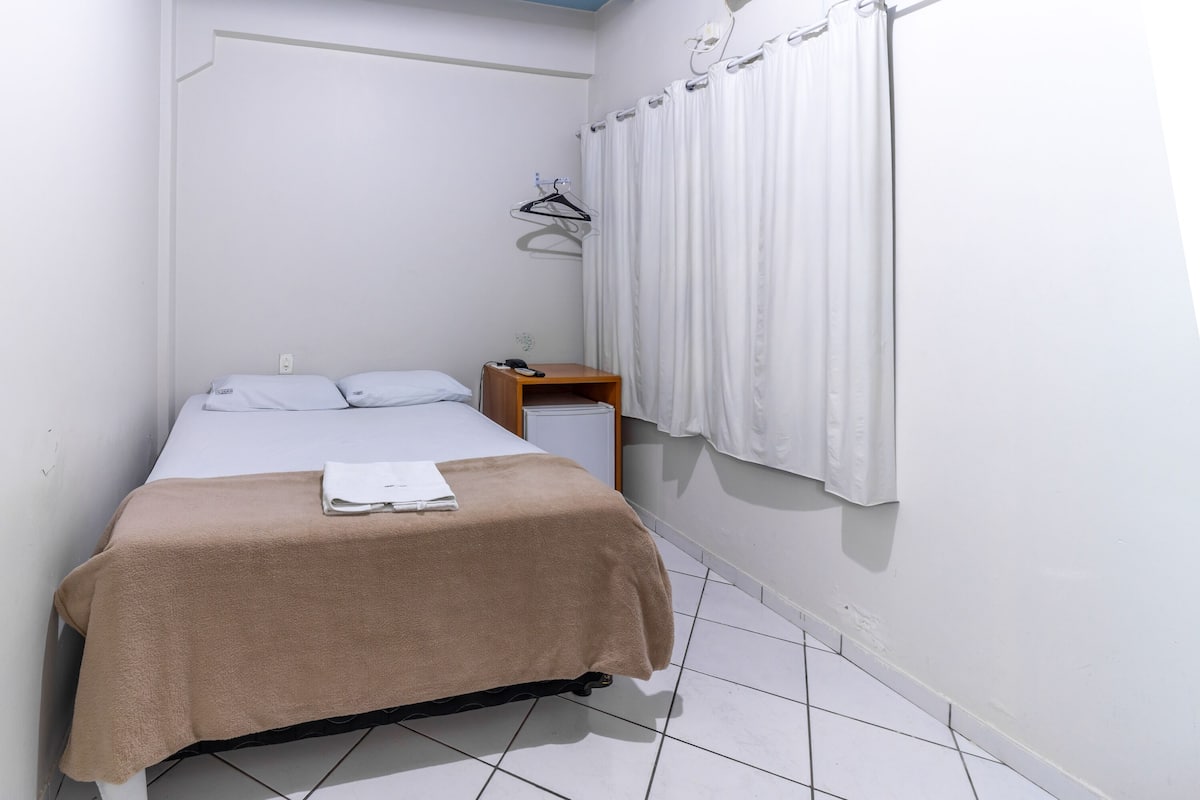 Double Room | Bar mini, meja, ruang kerja komputer riba, cadar katil