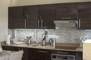 雪櫃、微波爐、爐具、洗碗機