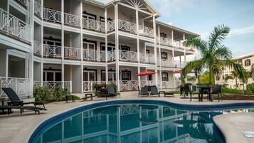 2 piscines extérieures