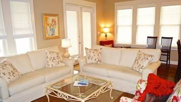 Huis, 6 slaapkamers (Blue Moon) | Woonruimte | Een dvd-speler