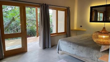 Habitación doble de lujo, 1 cama King size, balcón, vista al jardín | Espacio para trabajar con laptop y ropa de cama