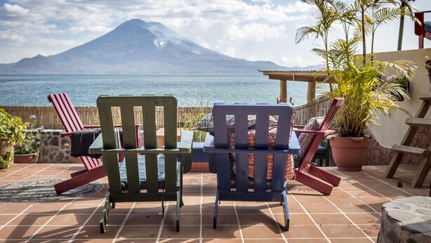 Eine Terrasse mit zwei Stühlen mit Blick auf einen Berg.