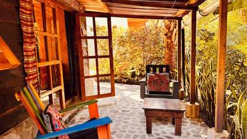 Perusmökki, useita sänkyjä, patio | Kannettavalle tietokoneelle sopiva työtila, vuodevaatteet