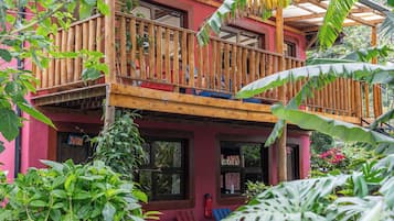 Kolmen hengen deluxe-huone, useita sänkyjä, patio | Terassi/patio