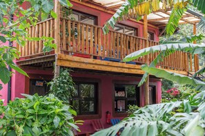 Tremannsrom – deluxe, flere senger, terrasse | Terrasse/patio