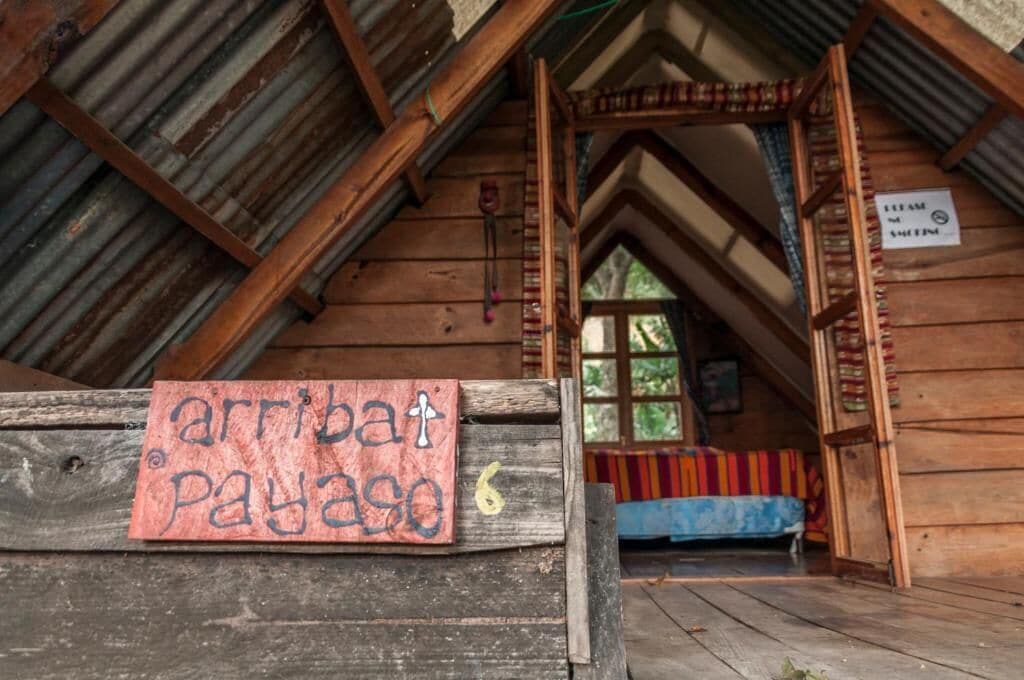 Een rustieke houten hut met een bord waarop 'arribat Payaso 6' staat.