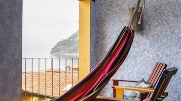 Suite Luxe, plusieurs lits, balcon, vue lac | Terrasse/Patio