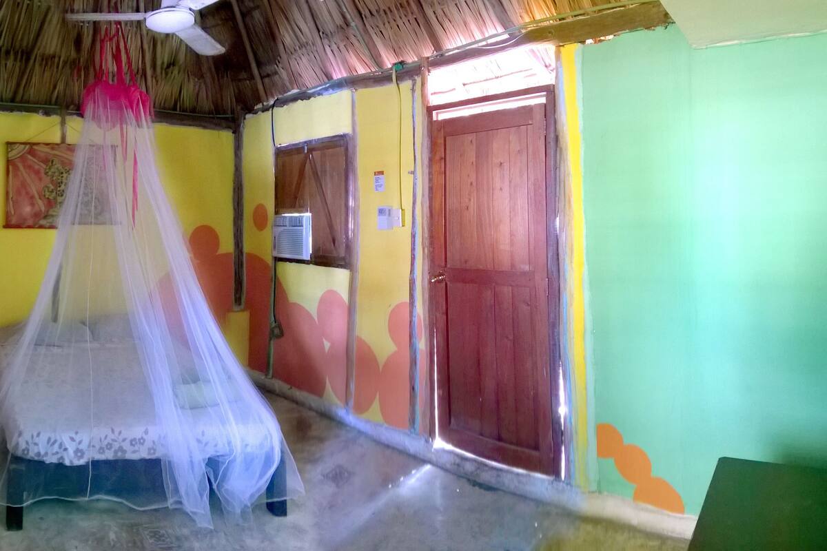 Cabaña, baño privado (Palapa One bed with AC) | Wifi gratis