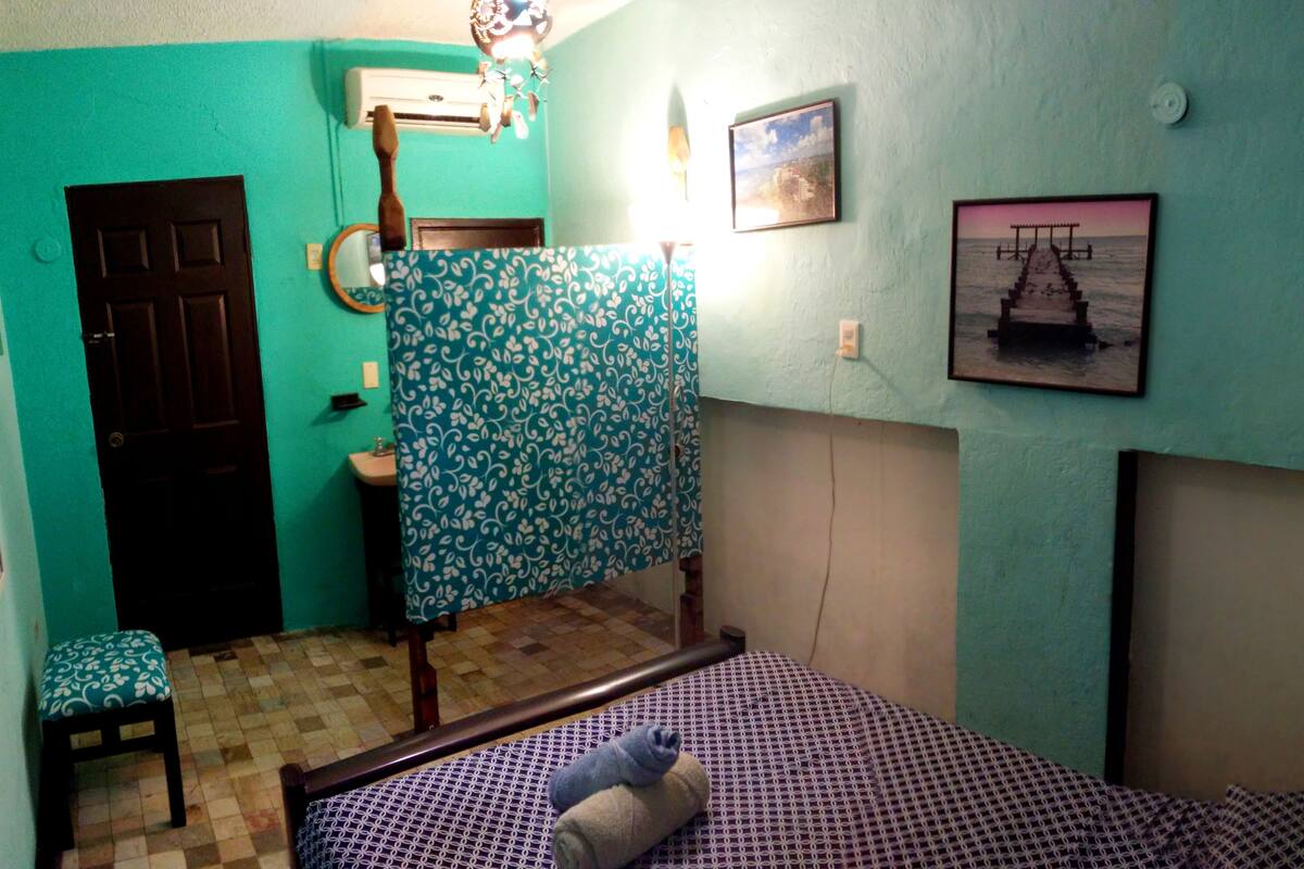 Habitación doble, baño privado (with AC) | Wifi gratis