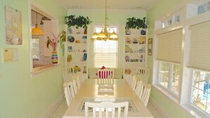 Nhà, 4 phòng ngủ (Just Beachy - House Only) | Khu vực ăn uống tại phòng
