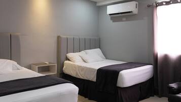 Habitación empresarial, 2 camas Queen size | Baño | Regadera, amenidades de baño gratuitas, toallas