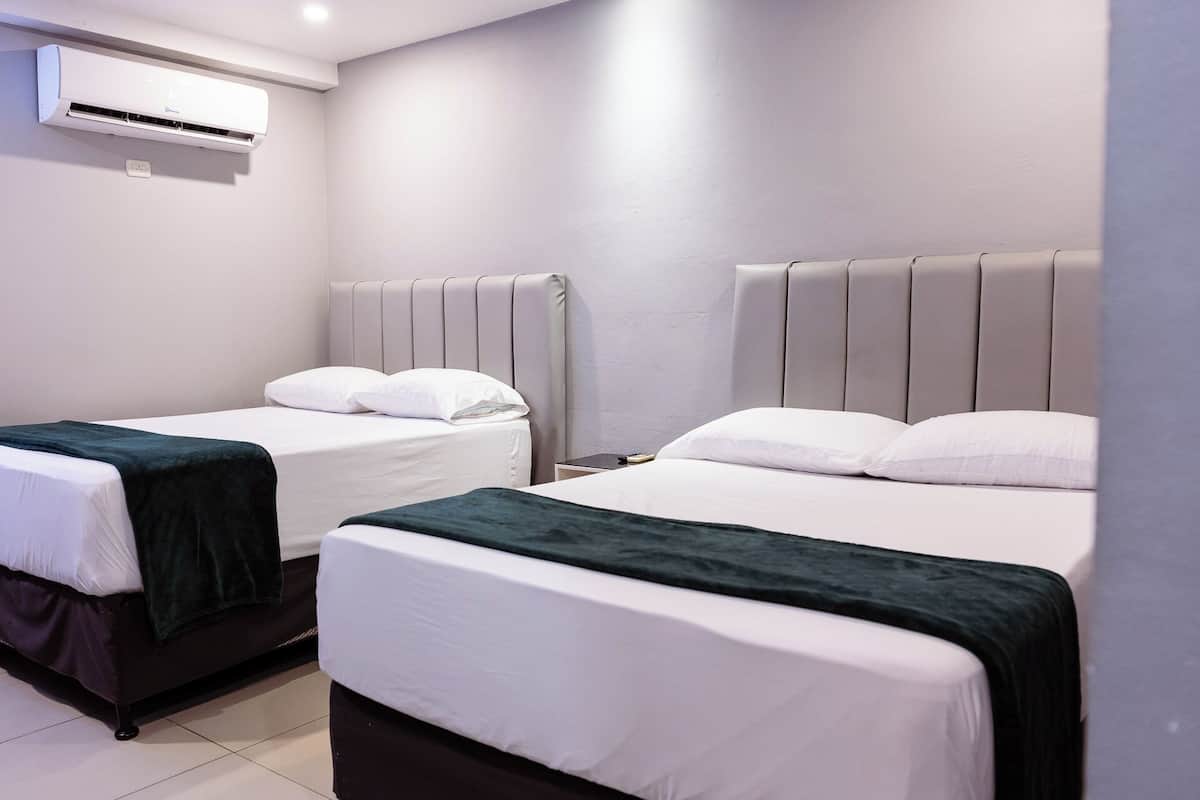ห้องบิสซิเนส, เตียงควีนไซส์ 2 เตียง | เครื่องนอนระดับพรีเมียม, ผ้านวมขนเป็ด, โต๊ะทำงาน, ผ้าม่านกันแสง
