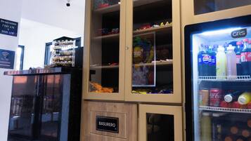 Máquina de vendas com bebidas e uma vitrine com diversos produtos.