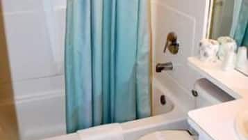 Kombination af bruser/badekar, gratis toiletartikler, hårtørrer