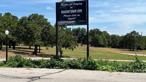 A signboard at the entrance of a property with a message thanking guests for staying and inviting them to visit again. - Boomtown Inn (Drumright)